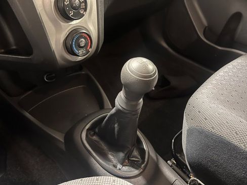 Used 2010 Toyota Yaris 2-Door Hatchback image 18