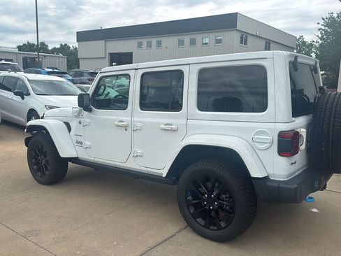 Used 2023 Jeep Wrangler Unlimited Sahara w/ Cold Weather Group AWD/4WD image 6