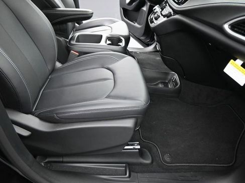 New 2026 Chrysler Pacifica Select image 36