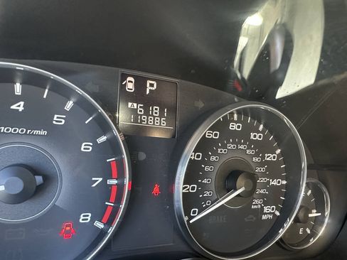 Used 2011 Subaru Legacy 3.6R Limited AWD/4WD image 2