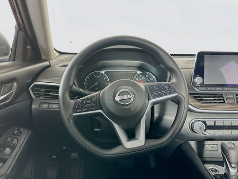 Used 2025 Nissan Altima 2.5 SV image 17