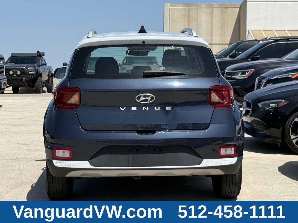 Used 2022 Hyundai Venue Limited FWD image 8