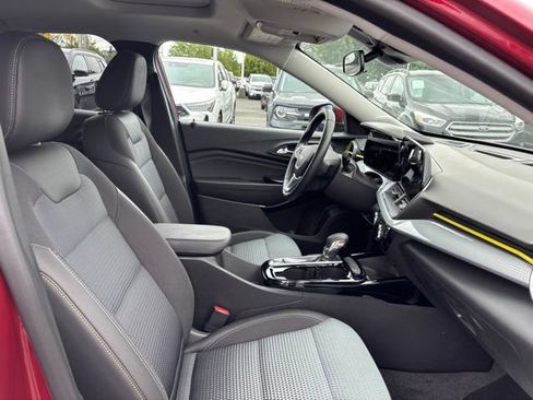 Used 2025 Chevrolet Trax LT w/ Sunroof Package FWD image 10