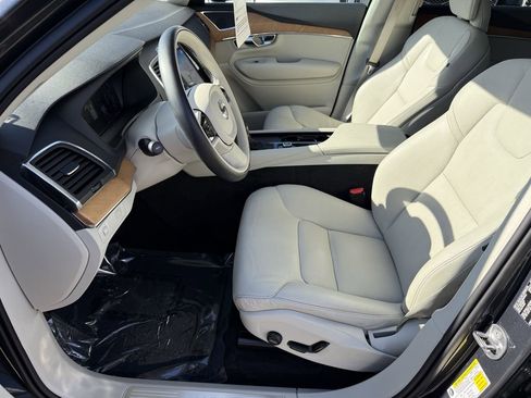 Certified 2022 Volvo XC90 T6 Momentum w/ Climate Package image 9