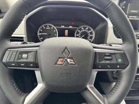New 2025 Mitsubishi Outlander SE image 15