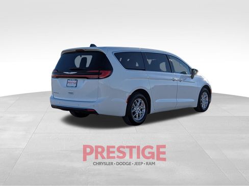Used 2024 Chrysler Pacifica Touring-L FWD image 7