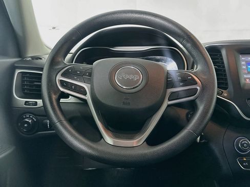 Used 2019 Jeep Cherokee Latitude w/ Popular Appearance Group FWD image 17