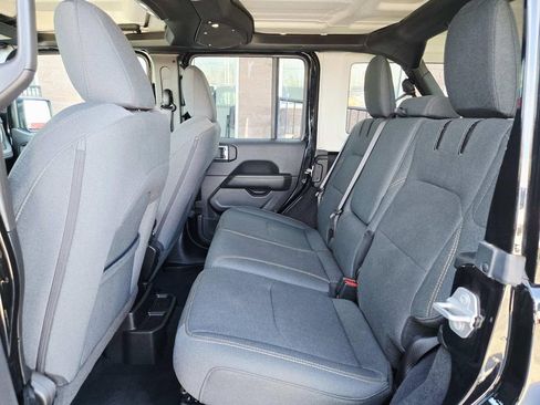 Used 2025 Jeep Wrangler Unlimited Sahara image 12