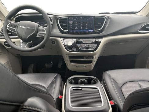 Certified 2024 Chrysler Pacifica Touring-L image 10