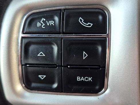 Used 2016 Chrysler Town & Country Touring w/ Driver Convenience Group image 16