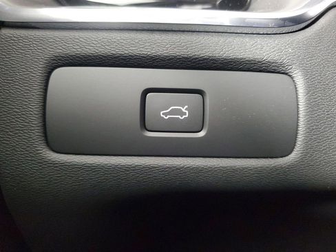 Certified 2025 Volvo XC60 B5 Core image 37