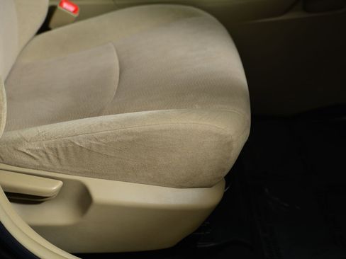 Used 2012 Toyota Highlander FWD image 10