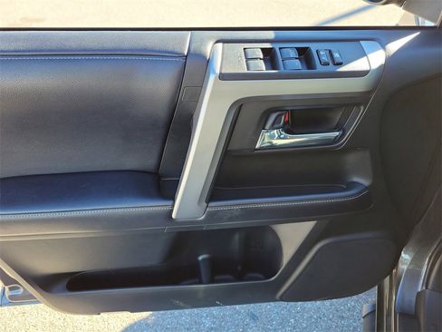 Used 2018 Toyota 4Runner SR5 image 20