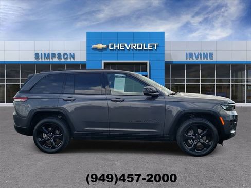 Used 2023 Jeep Grand Cherokee Altitude RWD image 9