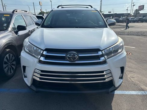 Used 2018 Toyota Highlander Limited FWD image 2