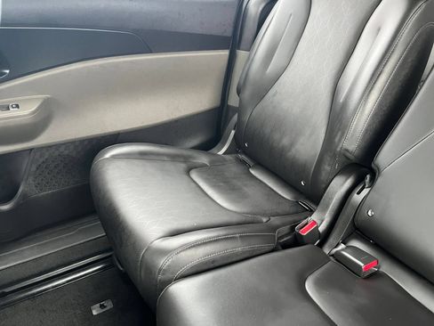 Used 2026 Kia Carnival FWD image 44
