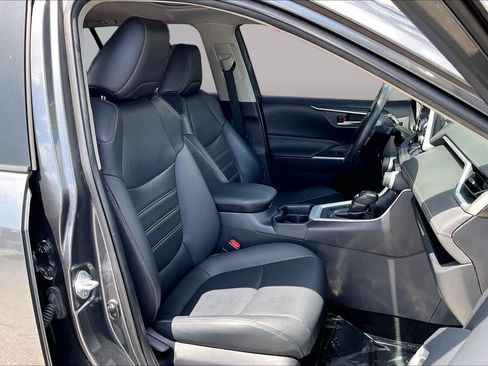 Used 2020 Toyota RAV4 XLE Premium FWD image 8
