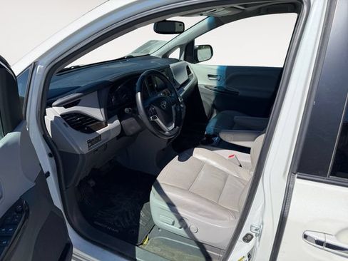 Used 2017 Toyota Sienna XLE w/ XLE Navigation Package AWD/4WD image 9