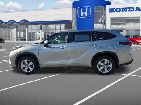 Used 2024 Toyota Highlander LE AWD/4WD image 10