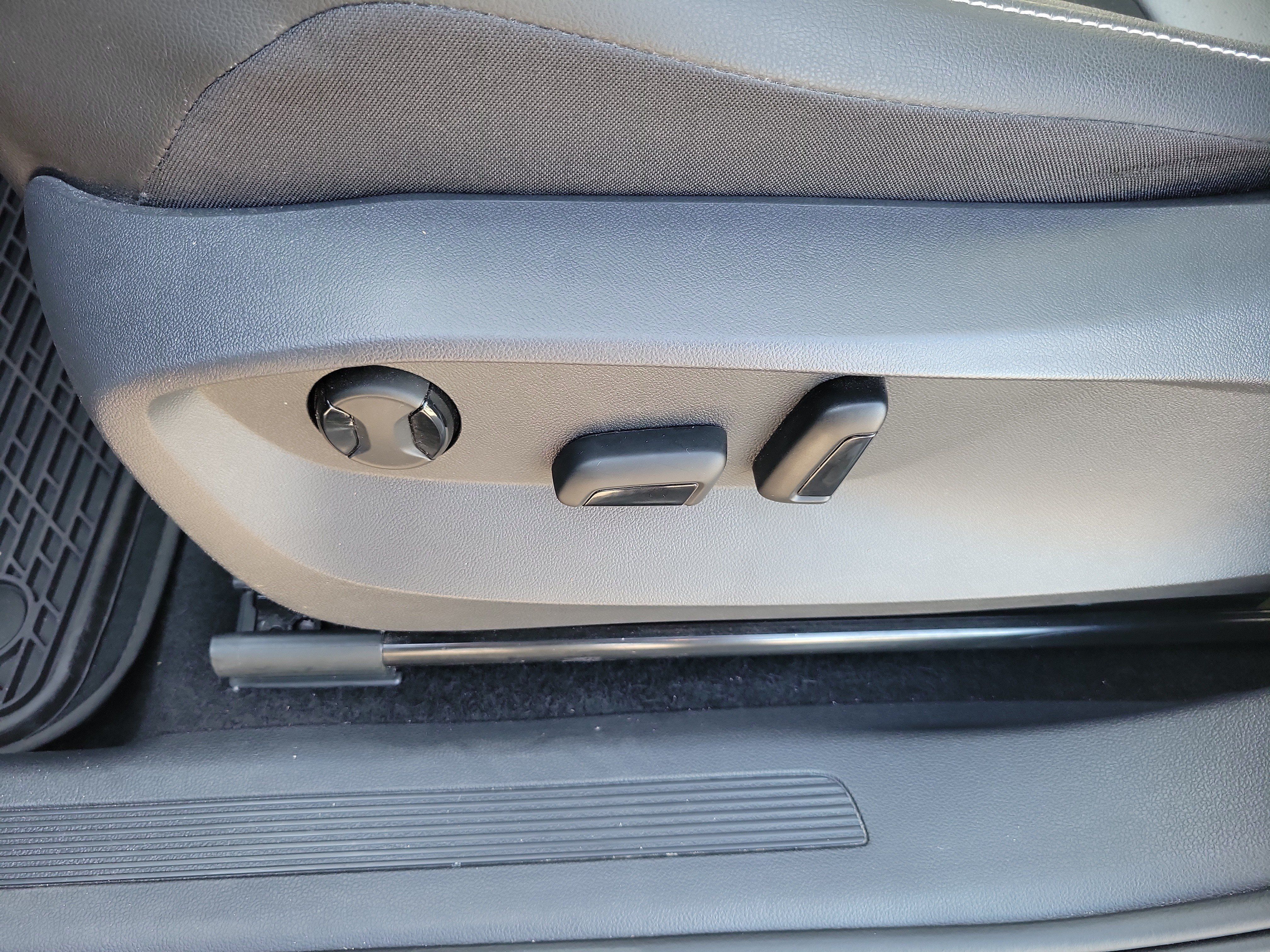 Used 2023 Volkswagen Tiguan SE w/ Panoramic Sunroof Package FWD image 24