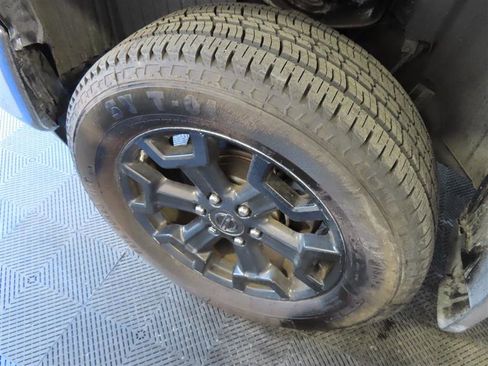 Used 2017 Nissan Titan SV image 6