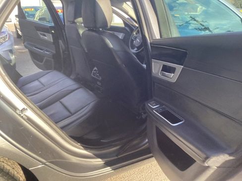 Used 2018 Jaguar XF Premium image 6