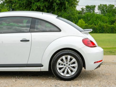 Used 2018 Volkswagen Beetle 2.0T S FWD image 14