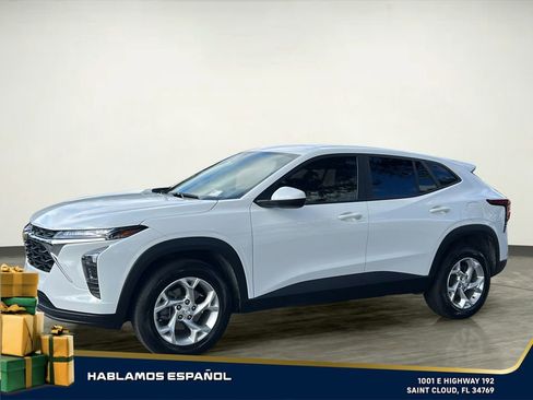 Used 2025 Chevrolet Trax LS w/ LS Convenience Package image 2