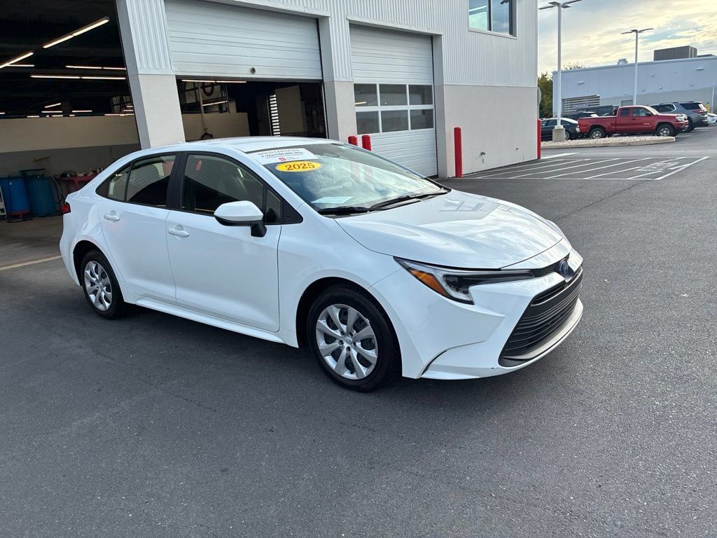 Used 2025 Toyota Corolla LE FWD image 2