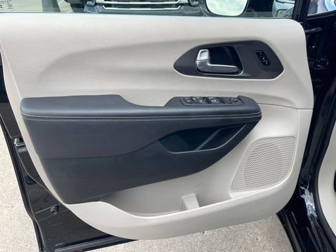 Used 2024 Chrysler Pacifica Touring-L FWD image 21