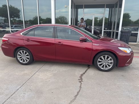 Used 2015 Toyota Camry XLE w/ Moonroof Package image 3