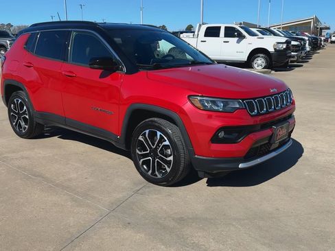 Used 2023 Jeep Compass Limited image 3