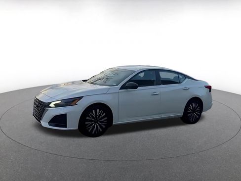 Used 2025 Nissan Altima 2.5 SV FWD image 7