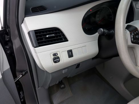 Used 2014 Toyota Sienna LE FWD image 20