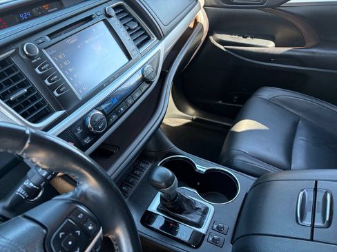 Used 2018 Toyota Highlander XLE AWD/4WD image 25