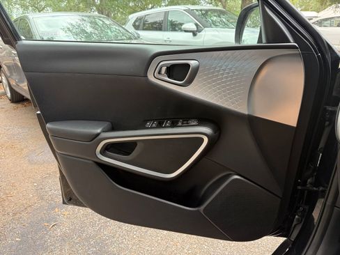 Used 2025 Kia Soul LX w/ LX Technology Package FWD image 20