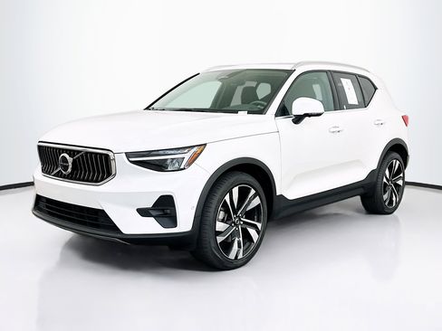 Used 2023 Volvo XC40 B5 Plus w/ Driver Assist Package image 3