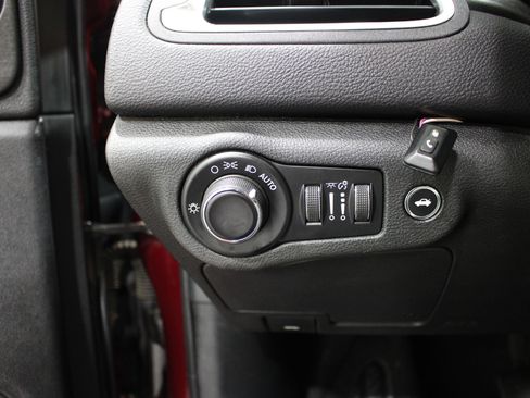 Used 2017 Chrysler 200 Limited Platinum FWD image 7