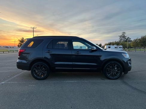 Used 2017 Ford Explorer XLT AWD/4WD image 4