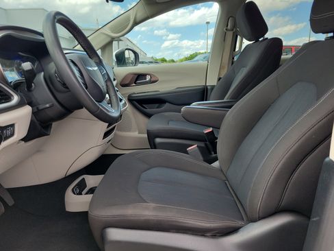 Used 2023 Chrysler Voyager LX FWD image 14