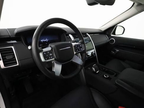 Used 2024 Land Rover Discovery S image 10