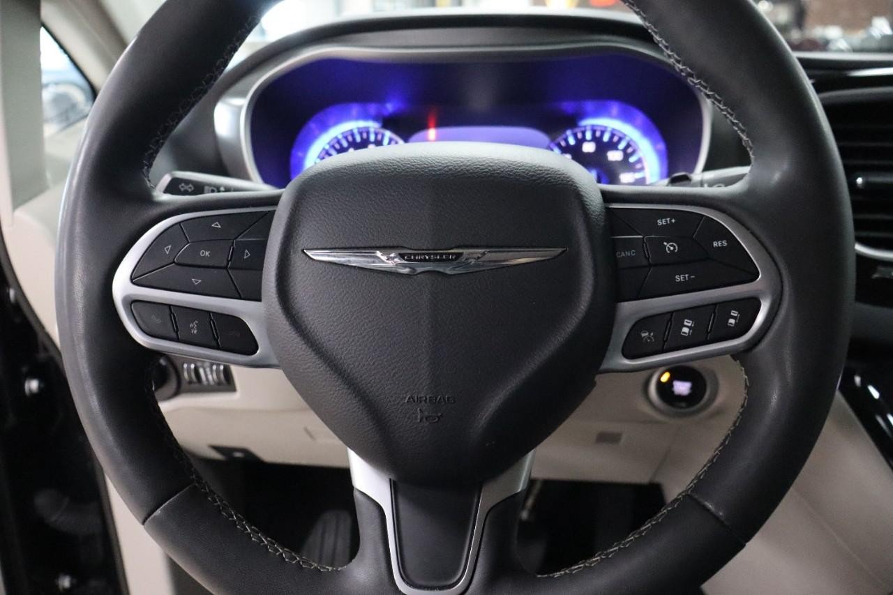 Used 2023 Chrysler Pacifica Touring-L FWD image 14