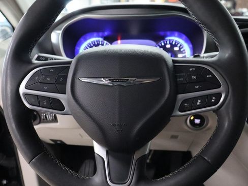 Used 2023 Chrysler Pacifica Touring-L FWD image 14