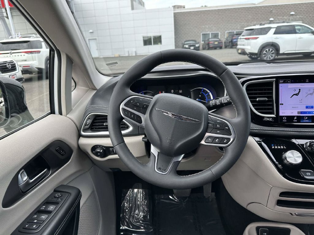 Used 2024 Chrysler Pacifica Limited FWD image 11