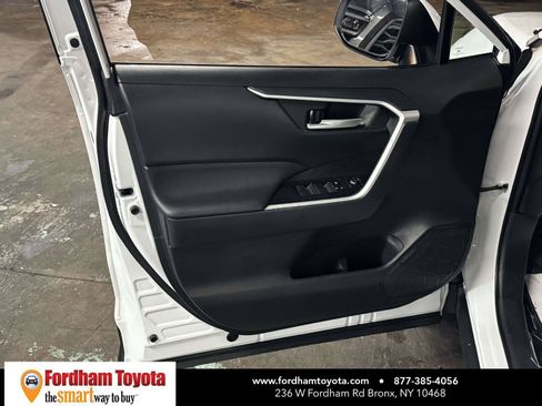 Used 2025 Toyota RAV4 XLE AWD/4WD image 15