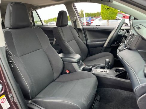 Used 2018 Toyota RAV4 XLE AWD/4WD image 17