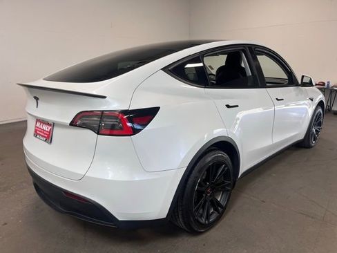 Used 2021 Tesla Model Y 2WD image 3
