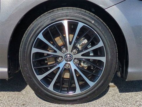 Used 2020 Toyota Camry SE image 11
