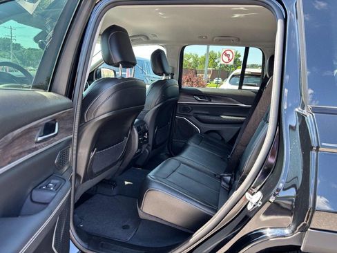 Used 2023 Jeep Grand Cherokee Limited w/ Black Appearance Package AWD/4WD image 11