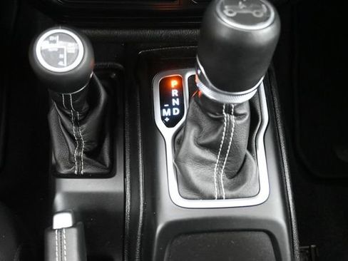 Used 2018 Jeep Wrangler Unlimited Sahara w/ Uconnect 4C Nav & Sound Group AWD/4WD image 14